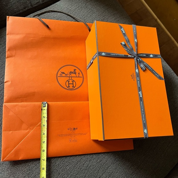 Hermes box and shopping bag bundle
Authentic, bought fr Paris early this yr2024 - Picture 8 of 11